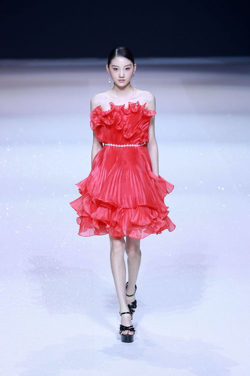 插畫幻鏡 蔡彪在京時(shí)裝發(fā)布，以筆觸為線，織就流動的霓裳詩篇